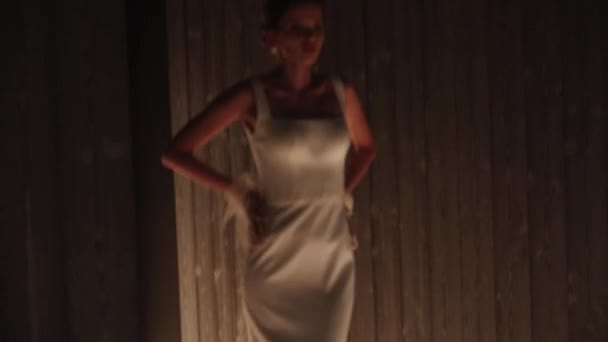 Модельная Модель Позирует Белом Платье Коридоре Бликах Фотоаппарата Концепция Модной — стоковое видео