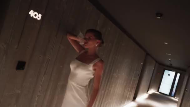 Een Modemodel Poseert Een Witte Jurk Gang Schittering Van Cameralampen — Stockvideo