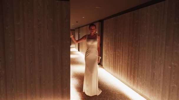 Modello Moda Posa Abito Bianco Nel Corridoio Nel Bagliore Delle — Video Stock