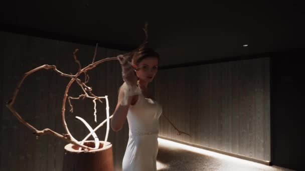 Модна Модель Позиціонується Білій Сукні Коридорі Відблисках Камерних Ліхтарів Концепція — стокове відео