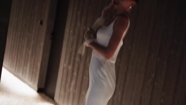 Bir Manken Koridorda Beyaz Bir Elbiseyle Poz Veriyor Kamera Işıklarının — Stok video