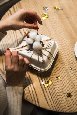 Kahve içip doğum gününü kutlayan mutlu bir kadın. Bir buket lale ve bento kekiyle. Doğum günü hediyesi.