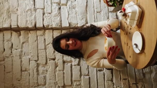 Szczęśliwa Kobieta Pije Kawę Świętuje Urodziny Kawiarni Bukietem Tulipanów Ciasto — Wideo stockowe