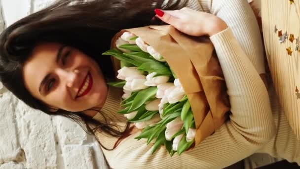 Šťastná Žena Pije Kávu Slaví Narozeniny Kavárně Kyticí Tulipánů Bento — Stock video