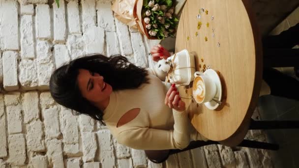 Mujer Feliz Bebiendo Café Celebrando Cumpleaños Cafetería Con Ramo Tulipanes — Vídeos de Stock