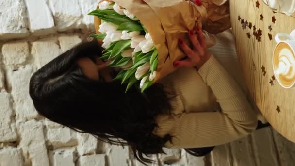 Šťastná Žena Pije Kávu Slaví Narozeniny Kavárně Kyticí Tulipánů Bento — Stock video