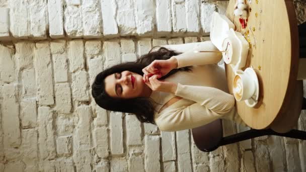 Счастливая Женщина Пьет Кофе Празднует День Рождения Кофейне Букетом Тюльпанов — стоковое видео