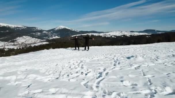 Bir Adam Bir Kadın Kayak Yapıyorlar Dağların Güzel Manzarasının Tadını — Stok video