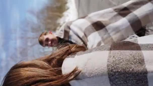 一对恋爱中的夫妇在旅行时正在谈恋爱 一对男女在雪山的背景下摆姿势喝茶 旅行概念 垂直录像 — 图库视频影像