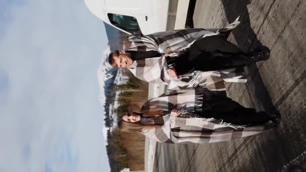 一对恋爱中的夫妇在旅行时正在谈恋爱 一对男女在雪山的背景下摆姿势喝茶 旅行概念 垂直录像 — 图库视频影像