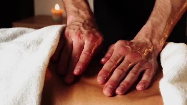 Mulher Bonita Desfrutando Massagem Salão Spa Menina Morena Relaxada Deitada — Vídeo de Stock