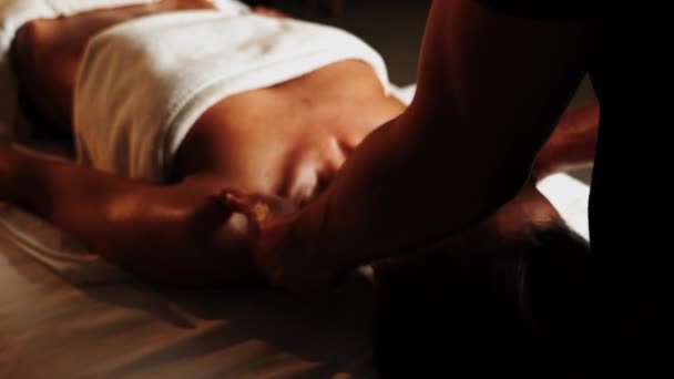 Vacker Ung Kvinna Njuter Massage Spa Salong Avslappnad Brunett Flicka — Stockvideo