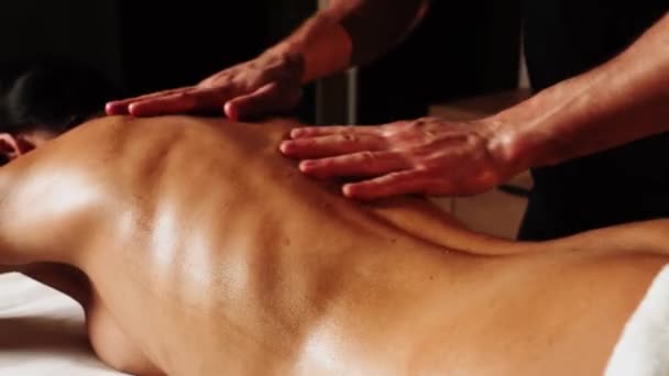 Belle Jeune Femme Bénéficiant Massage Dans Salon Spa Fille Brune — Video