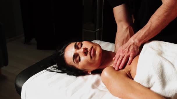 Vacker Ung Kvinna Njuter Massage Spa Salong Avslappnad Brunett Flicka — Stockvideo
