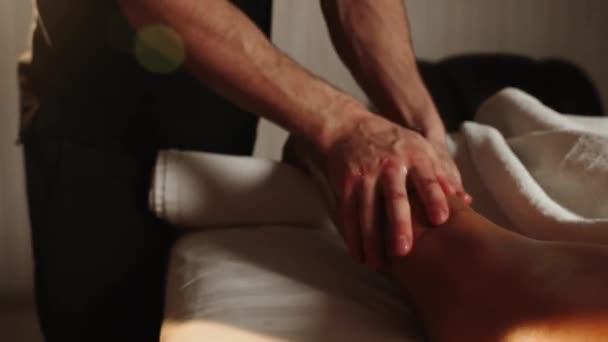 Mulher Bonita Desfrutando Massagem Salão Spa Menina Morena Relaxada Deitada — Vídeo de Stock