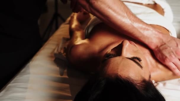 Schöne Junge Frau Genießt Massage Wellness Salon Entspanntes Brünettes Mädchen — Stockvideo