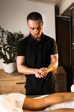 Profesyonel bir masör genç bir kadına masaj yapar. Güzeller güzeli genç bir kadın masaj salonundan zevk alır. Güzellik, cilt bakımı, iyi olmak. Masaj ve spa tedavisi kavramı.