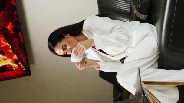 白いスーツを着たビジネス女性は オフィスのノートパソコンで働き コーヒーを飲む オフィスワークコンセプト Pcのリモートワーク 垂直ビデオ — ストック動画