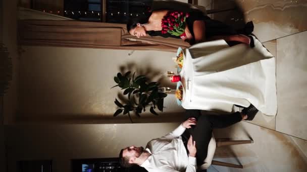 一对恋人恋爱中的浪漫晚餐 一个男人和一个女人晚上在一家餐馆里烛光晚餐 婚姻求婚的概念 她答应了 — 图库视频影像