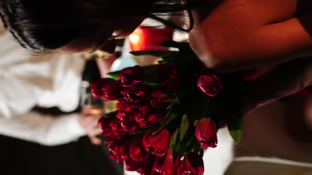Romantická Večeře Zamilovaného Páru Muž Žena Večeří Večer Při Svíčkách — Stock video