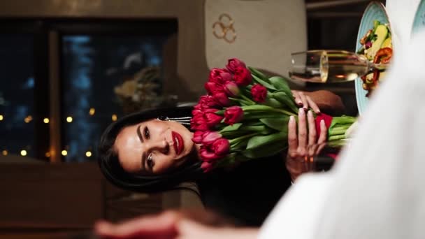 Ρομαντικό Δείπνο Ερωτευμένου Ζευγαριού Ένας Άντρας Και Μια Γυναίκα Έχουν — Αρχείο Βίντεο