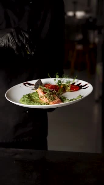 ソースに赤い魚肉を準備するプロセス 赤魚のステーキ 魚料理 レストランのコンセプト 垂直ビデオ — ストック動画