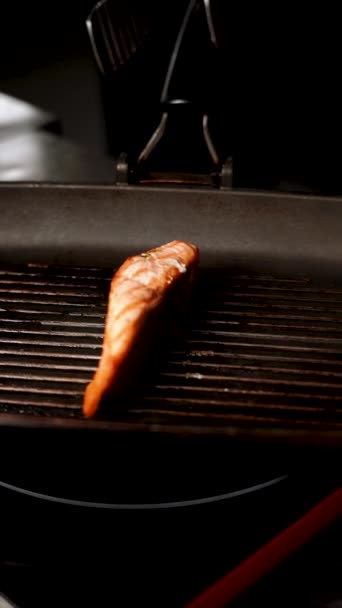 Процесс Приготовления Мяса Красной Рыбы Соусе Шашлык Красной Рыбой — стоковое видео