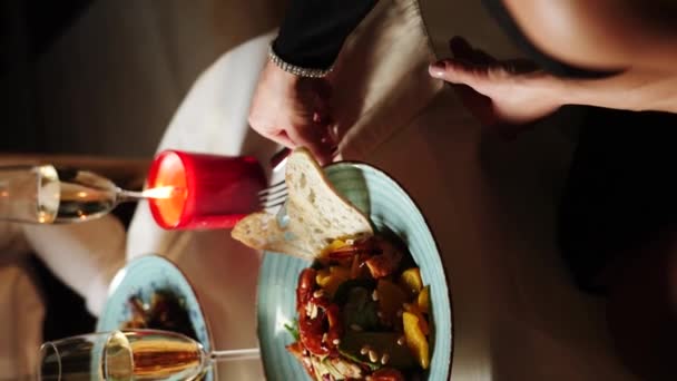 Romantisk Middag För Ett Förälskat Par Man Och Kvinna Äter — Stockvideo