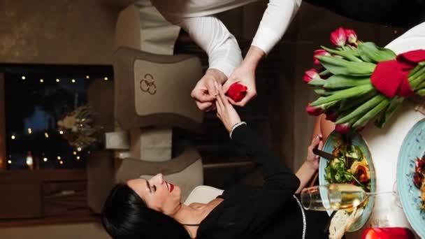 Romantyczna Kolacja Zakochanej Pary Mężczyzna Kobieta Jedzą Kolację Przy Świecach — Wideo stockowe