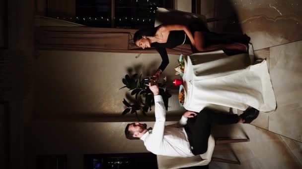 Романтична Вечеря Закоханої Пари Чоловік Жінка Вечеряють Свічками Ввечері Ресторані — стокове відео