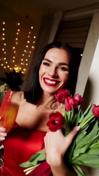 Bir Restoranda Kokteyl Çiçeklerle Poz Veren Kırmızı Elbiseli Seksi Bir — Stok video