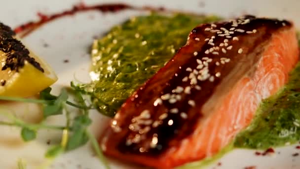 Κόκκινη Μπριζόλα Ψαριού Σάλτσα Λεμόνι Περιστρέφεται Ένα Πιάτο Έννοια Του — Αρχείο Βίντεο