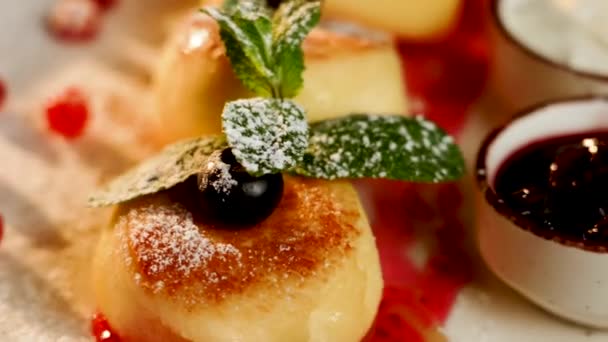 Gâteaux Fromage Faits Maison Avec Crème Sure Confiture Tournant Sur — Video