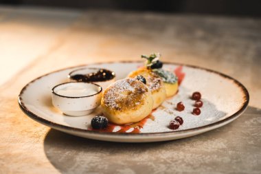 Ekşi kremalı ve reçelli ev yapımı peynirli kekler. Diyet gıda konsepti. 4k