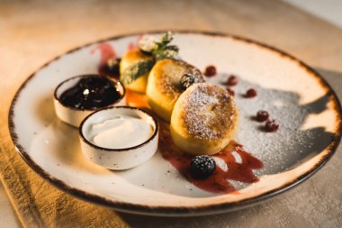 Ekşi kremalı ve reçelli ev yapımı peynirli kekler. Diyet gıda konsepti. 4k