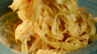 İtalyan makarnası tabakta döner. İtalyan yemeği konsepti 4k