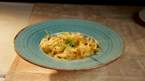 Ιταλικά Ζυμαρικά Περιστρέφεται Ένα Πιάτο Ιταλική Κουζίνα Έννοια — Αρχείο Βίντεο