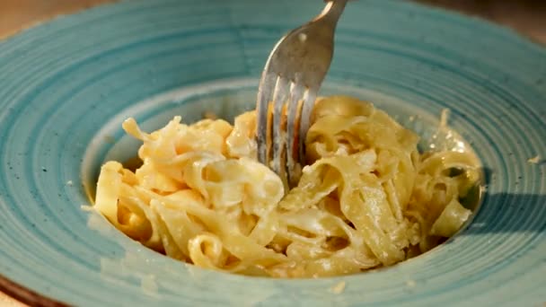 Italiaanse Pasta Draait Een Bord Italiaans Voedselconcept — Stockvideo