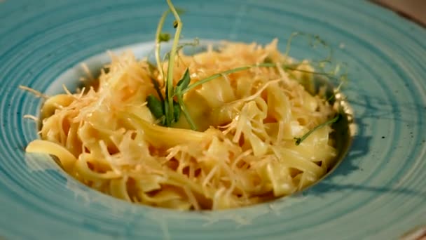 Ιταλικά Ζυμαρικά Περιστρέφεται Ένα Πιάτο Ιταλική Κουζίνα Έννοια — Αρχείο Βίντεο