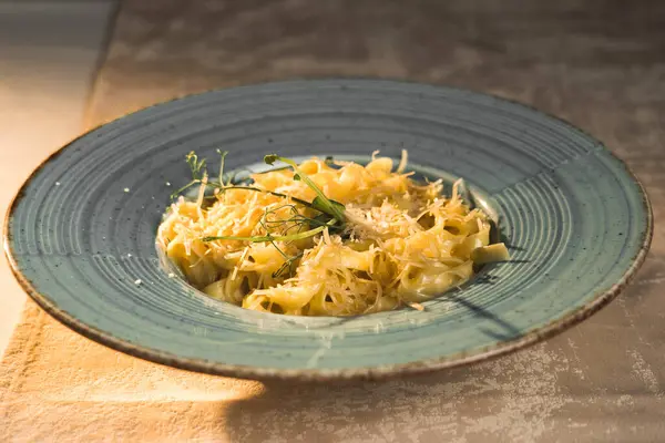 Tabakta İtalyan makarnası. İtalyan yemeği konsepti 4k