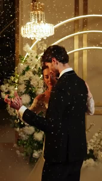 新郎新娘在雪地里跳第一支舞 婚礼当天 第一个婚礼舞蹈的概念 垂直录像 — 图库视频影像