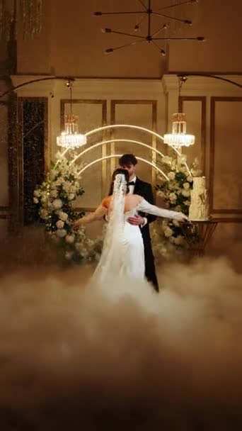 花嫁とグロムダンス 落下する雪の中で最初のダンス 結婚式の日 最初の結婚式ダンスのコンセプト バーティカルビデオ 4Kについて — ストック動画