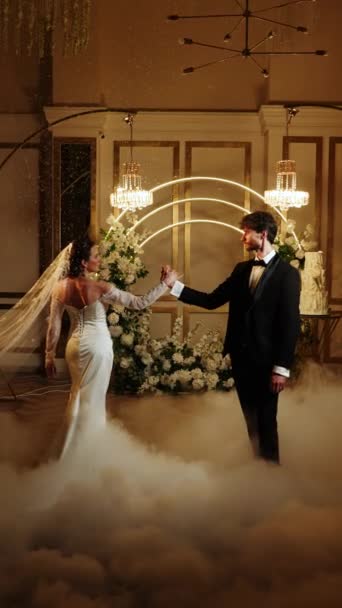 Жених Невеста Танцуют Первый Танец Падающем Снегу День Свадьбы Концепция — стоковое видео
