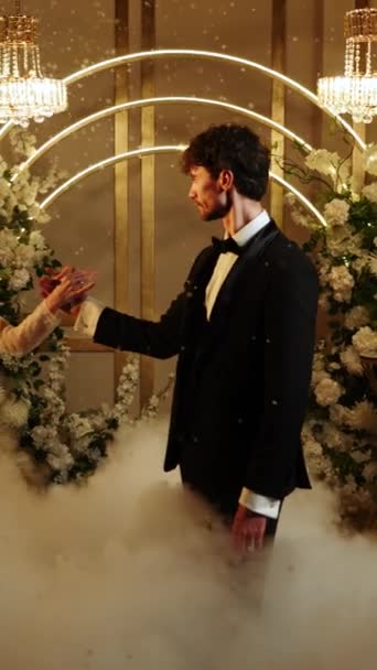 Noiva Noivo Dançam Primeira Dança Neve Que Cai Dia Casamento — Vídeo de Stock