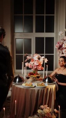 Birbirine aşık bir çiftin romantik yemeği. Bir adam ve bir kadın bir restoranda birlikte akşam yemeği yiyorlar. Adam kıza evlenme teklif etmiş. Kız da evet demiş. Evlilik teklifi konsepti. Dikey video