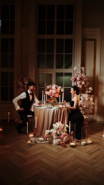 恋するカップルのロマンチックなディナー 男と女がレストランで一緒に夕食をとっている 男は女の子に結婚の提案をする 彼女はYes Marriageの提案の概念を言った バーティカルビデオ — ストック動画