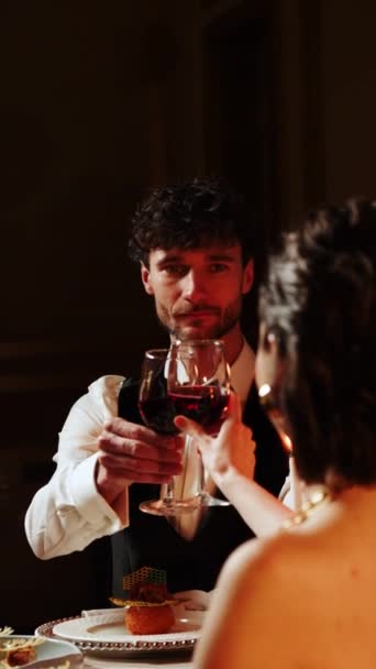 Cena Romantica Una Coppia Innamorata Uomo Una Donna Stanno Cenando — Video Stock