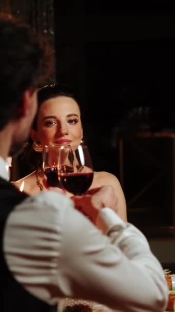 Romantikus Vacsora Egy Szerelmes Párról Egy Férfi Egy Együtt Vacsoráznak — Stock videók
