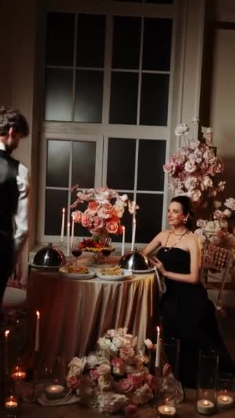 Jantar Romântico Casal Apaixonado Homem Uma Mulher Estão Jantar Juntos — Vídeo de Stock