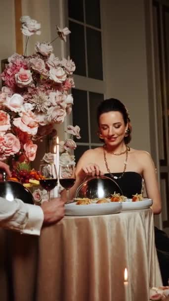 Romantisches Abendessen Eines Verliebten Paares Ein Mann Und Eine Frau — Stockvideo